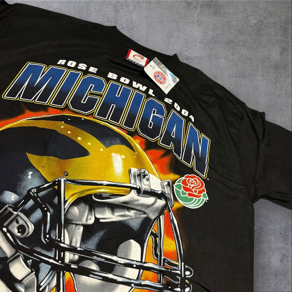 2004 Michigan Wolverines‎ Rose Bowl Flaming Football Helmet Shirt NWT - Picture 2 of 4